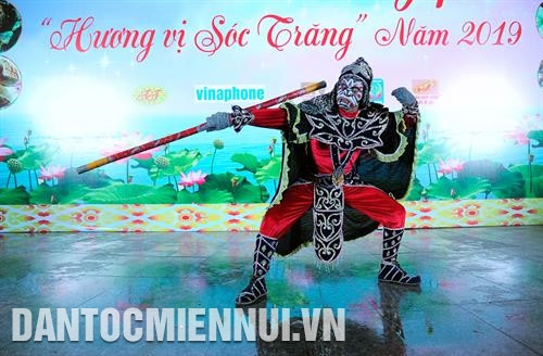 南部高棉游鸡舞台上的反派人物。图：争多 第一届九龙江三角洲游鸡和罗班舞台艺术联欢会上游鸡演出节目。图：福青