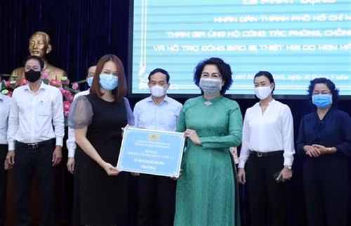 胡志明市各单位和企业积极参加捐赠活动。图自越通社