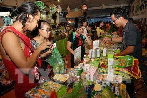 资料图：消费者购买越南货。图自越通社