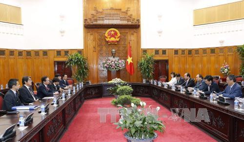 政府总理阮春福会见日本神奈川县知事黑岩佑治。（图片来源：越通社）