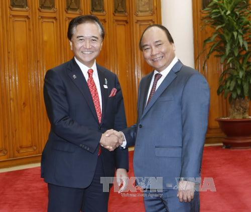 政府总理阮春福（右）会见日本神奈川县知事黑岩佑治。（图片来源：越通社）