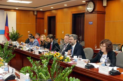 与会的捷克代表团。越通社记者 陈越 摄