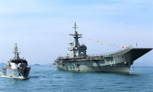 泰国航母序行驶在泰国湾海域。（图片来源：互联网）