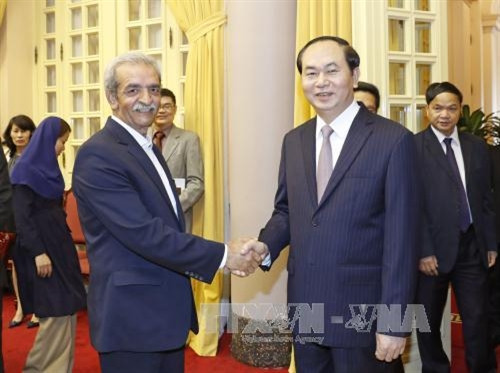 越南国家主席陈大光(右）会见伊朗商业、工业、矿山和农业商会主席吴拉姆·侯赛因·莎菲。（图片来源：越通社）