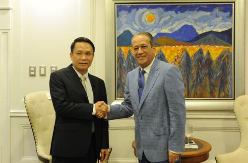 越共中央委员、越通社社长阮德利（左）会见多米尼加参议长雷纳尔多·帕雷兹·佩雷斯。越通社记者 黎河 摄