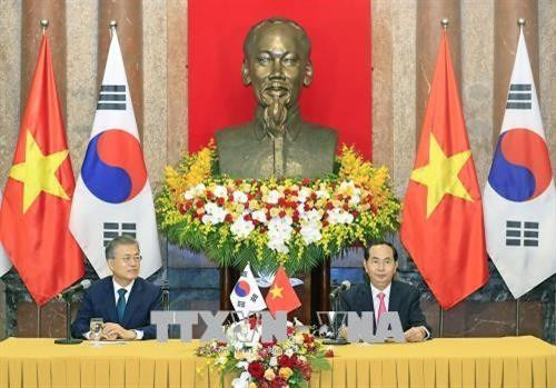韩国总统文在寅与越南国家主席陈大光（右）。（图片来源：越通社）