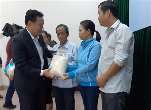 韩国政府向越南灾区群众捐赠1万吨大米。(图片来源:越通社) 韩国政府向越南灾区群众捐赠1万吨大米。(图片来源:越通社)