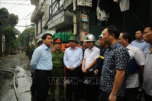 河内市人民委员会主席阮德钟和副主席阮文丑亲自赴现场指导救灾和恢复重建工作。图自越通社