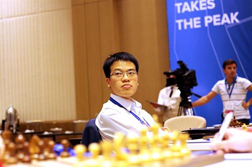 黎光廉以执白棋优势展开稳固的阵势。（图片来源：越通社）
