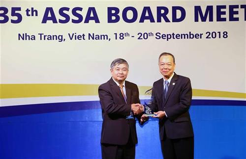 东盟社会保障协会主席苏拉德向老挝国家社会保障基金会颁发奖项。图自越通社