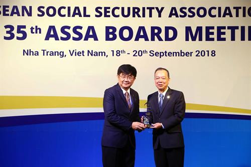 东盟社会保障协会主席苏拉德向泰国国家卫生医疗保障局代表颁发“医保覆盖”奖。图自越通社