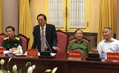 越南国家主席办公室主任江山(左二)。(图片来源于网络) 越南国家主席办公室主任江山(左二)。(图片来源于网络)