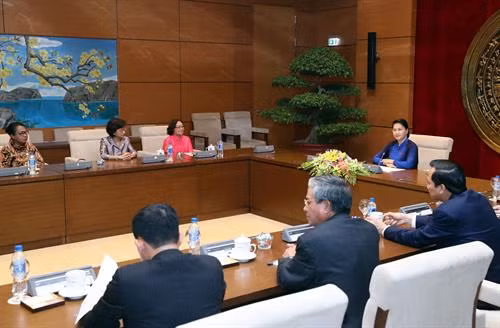 越南国会主席阮氏金银10月25日在国会大厦会见了前来出席第三届东盟妇女工作部长会议的东盟各国代表团团长。图自越通社