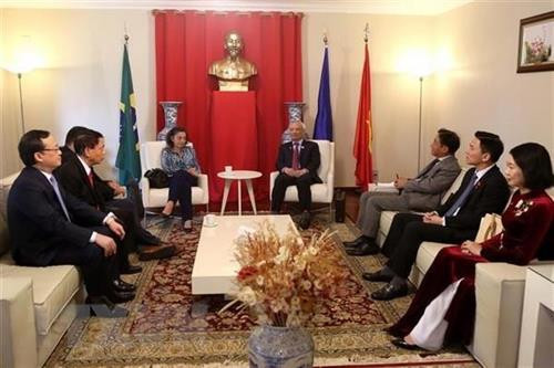 越南国会副主席汪周刘会见巴西为各民族和平、团结斗争的和平中心主席兼世界和平理事会主席索科罗•戈麦斯。图自越通社
