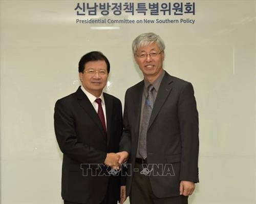 越南政府副总理郑廷勇与韩国隶属於韩国总统直属政策企划委员会的新南方政策特别委员会委员长金贤哲。图自越通社