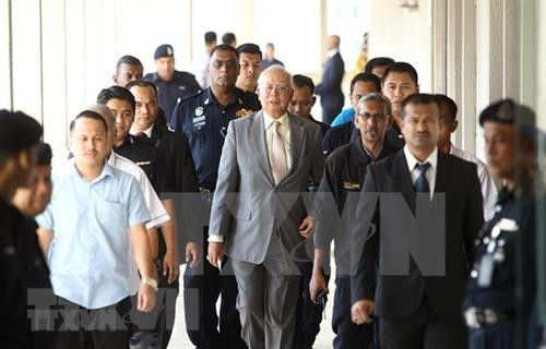 资料图：马来西亚前总理纳吉布·拉扎克（中）离开吉隆坡的法院。图自越通社