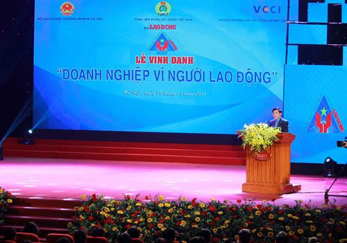 劳动总联合会主席裴文强在会上发表讲话。（图片来源：越通社）