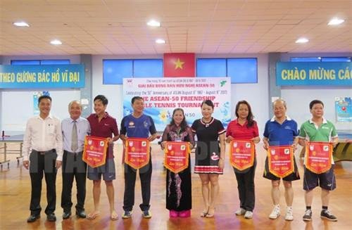 越南胡志明市友好组织联合会主席黄明善（左二）向参赛队授予纪念旗（图片来源：hcmcpv.org.vn）