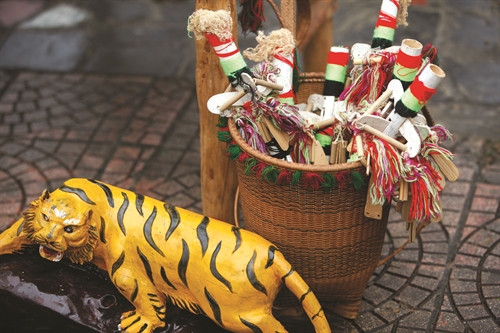 祭祀仪式上的木制老虎意味着去除厄运。