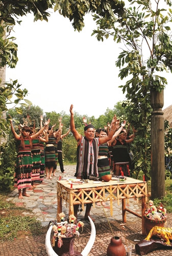 村长（张老）进行村大门祭祀仪式