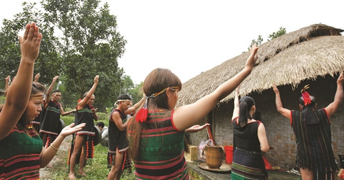 墨侬族青年男女边舞边唱，为村民祈求好运、吉祥。