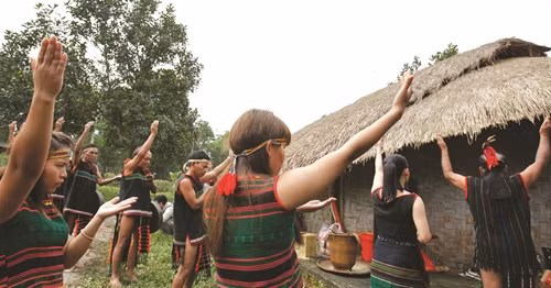 墨侬族青年男女边舞边唱，为村民祈求好运、吉祥。