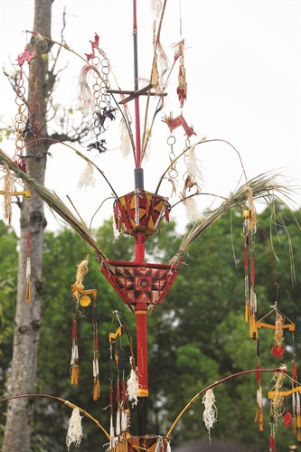 对墨侬族人来说，春幡子是连接村庄与各位大神的桥梁。