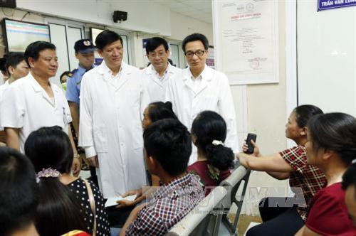 越南政府副总理武德儋看望慰问登革热住院患者。（图片来源：越通社）