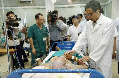 越南政府副总理武德儋看望慰问登革热住院患者。（图片来源：越通社）