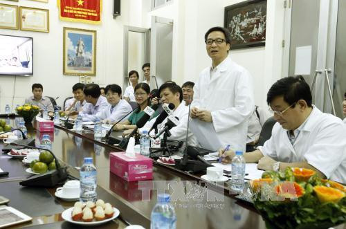 政府副总理武德儋与中央热带医院领导举行工作会议。（图片来源：越通社）