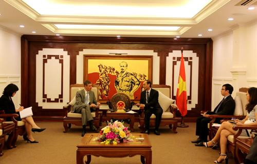 交通运输部副部长黎廷寿（右）与英国驻越大使贾尔斯·莱韦。（图片来源：越通社）