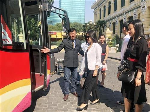 胡志明市观光巴士公交车线路的首批乘客。图自越通社