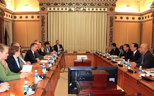 胡志明市领导会见德国莱茵兰-普法尔茨州代表团。（图片来源：越通社）