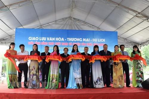 同塔省与中国台湾新竹县文化贸易与旅游交流会开幕式。(图片来源:越通社) 同塔省与中国台湾新竹县文化贸易与旅游交流会开幕式。(图片来源:越通社)