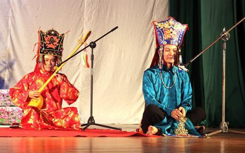 谅山省天曲和天琴艺人为2018年全国岱、侬、傣三个民族天曲和天琴艺术节进行排练。(图片来源：越通社）