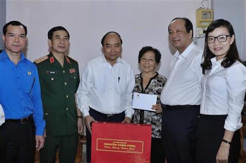 阮春福总理在芹苴市开展2020庚子年春节慰问活动 图自越通社