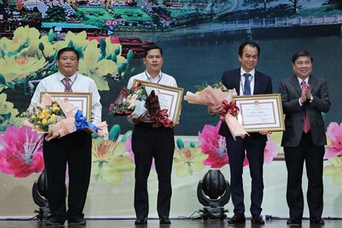 胡志明市人民委员会主席阮成峰向海外越侨先进代表授予奖状。图自越通社 胡志明市人民委员会主席阮成峰向海外越侨先进代表授予奖状。图自越通社