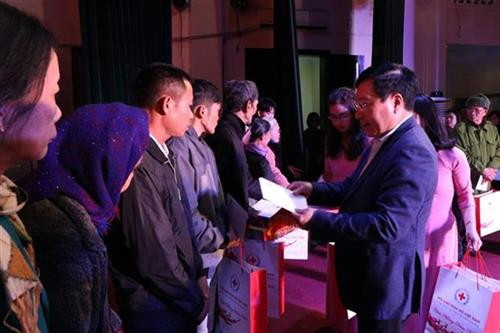 范平明向优抚家庭、贫困户、橙毒剂受害者、工人和困难群众发放春节慰问品 图自越通社