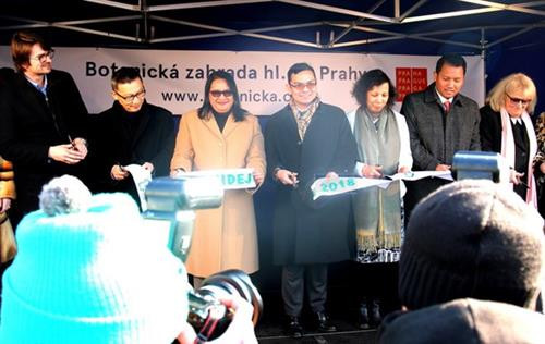 双方代表为此展开展剪彩。(图片来源:越通社) 双方代表为此展开展剪彩。(图片来源:越通社)