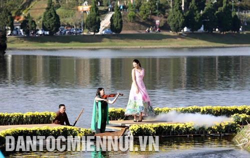 2019年大叻花卉节期间在春香湖地区举行的时装秀。记者 日英 摄