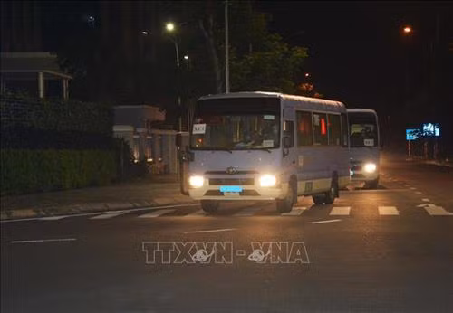 越南公民回国之后被送往隔离区。图自越通社