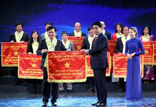 河内市人民委员会主席阮德钟向取得出色成绩的企业授予奖状。图自越通社