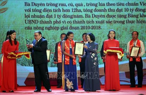 中央民运部部长张氏梅向模范农民颁发奖状。图自越通社