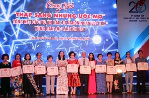 为该活动作出积极贡献的模范代表获得表彰。图自https://cn.qdnd.vn