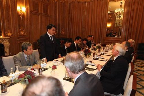 河内人民委员会主席阮德钟在伦敦Claridge's酒店与Pacific Land集团总裁Patrick McKillen举行了工作会议。图自越通社