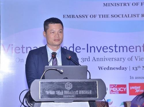越南工贸部亚洲和非洲司副司长、工贸部国家贸易促进团团长杜国兴在越南与印度旅游、投资和贸易促进论坛上发表讲话。图自越通社 越南工贸部亚洲和非洲司副司长、工贸部国家贸易促进团团长杜国兴在越南与印度旅游、投资和贸易促进论坛上发表讲话。图自越通社