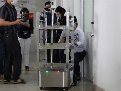 BK-AntiCovid机器人的任务是为接受隔离人员运送饭菜、药品、个人生活用品等。图自越通社 BK-AntiCovid机器人的任务是为接受隔离人员运送饭菜、药品、个人生活用品等。图自越通社