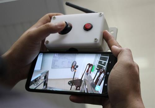 医务人员只要站在远处通过遥控器和摄像头就可以操控机器人。图自越通社 医务人员只要站在远处通过遥控器和摄像头就可以操控机器人。图自越通社