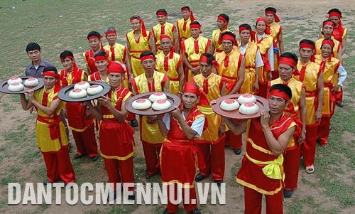 所制作的粽子和糍粑被献上各位雄王。记者 阮越 摄 所制作的粽子和糍粑被献上各位雄王。记者 阮越 摄