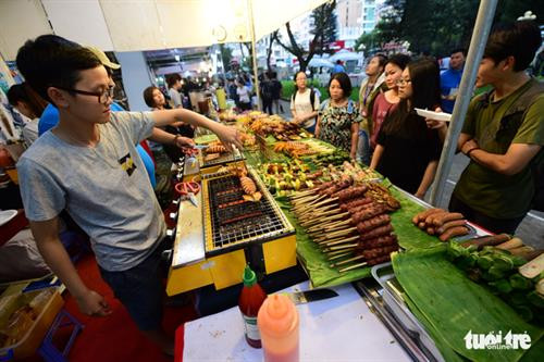 参加为期四天的该届各国美食节的国内外游客们将有机会品尝多种特色菜肴。（图片来源：tuoitre.vn）